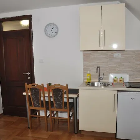 פלוזינה Apartments Ravno מראה חיצוני תמונה