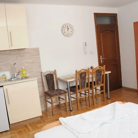 פלוזינה Apartments Ravno מראה חיצוני תמונה