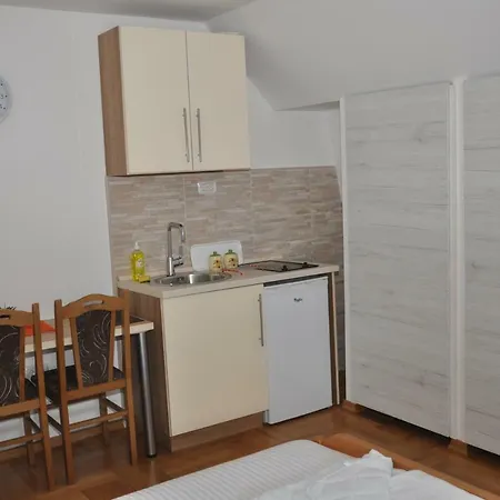 פלוזינה Apartments Ravno מראה חיצוני תמונה